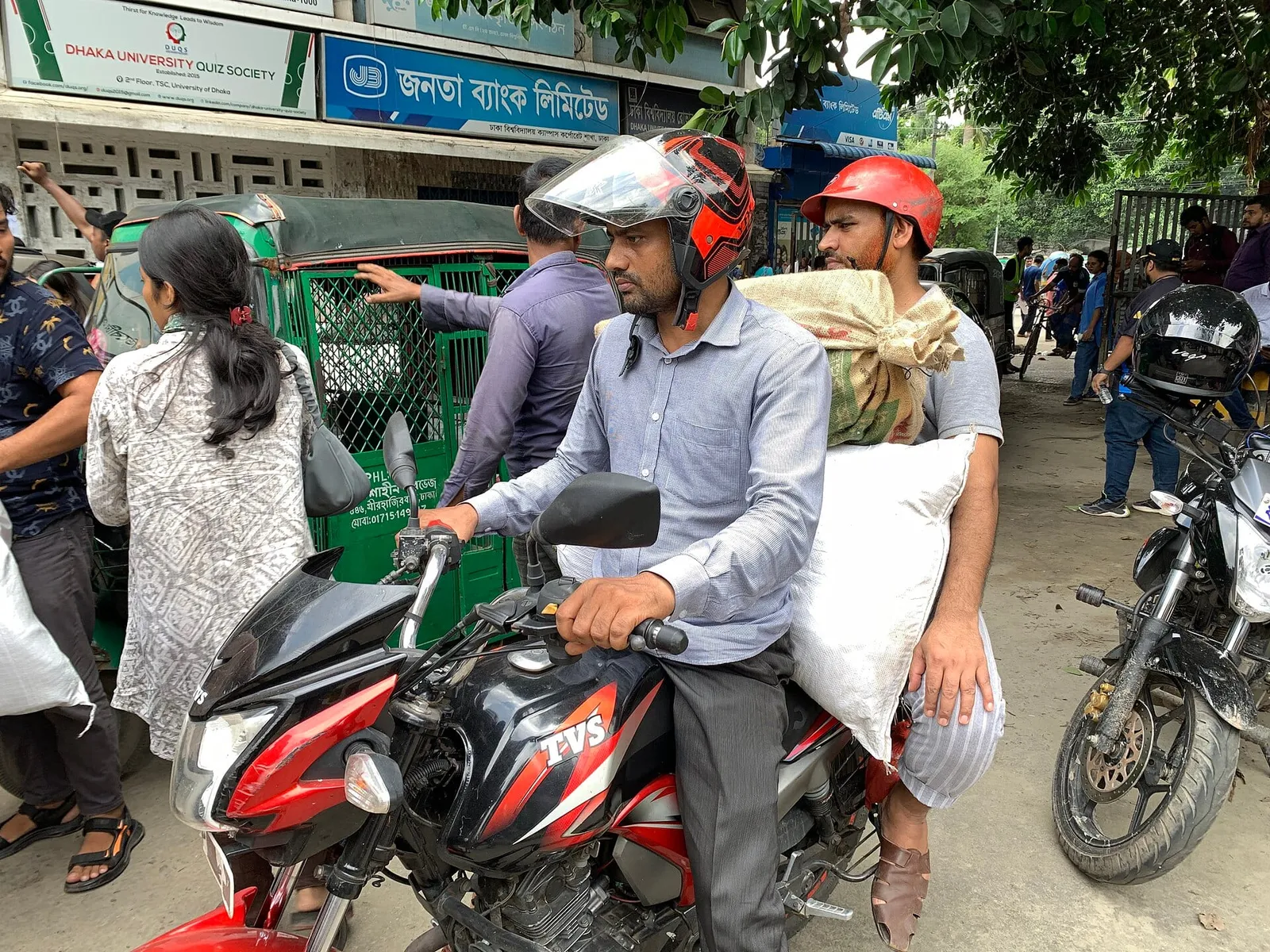 বৈষম্যবিরোধী ছাত্র আন্দোলনের কর্মীরা
