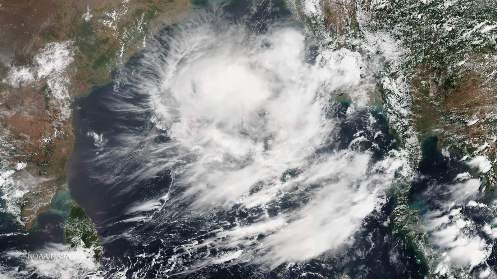 উপগ্রহ থেকে তোলা বঙ্গোপসাগরের ওপর ঘূর্ণায়মান মেঘমালা