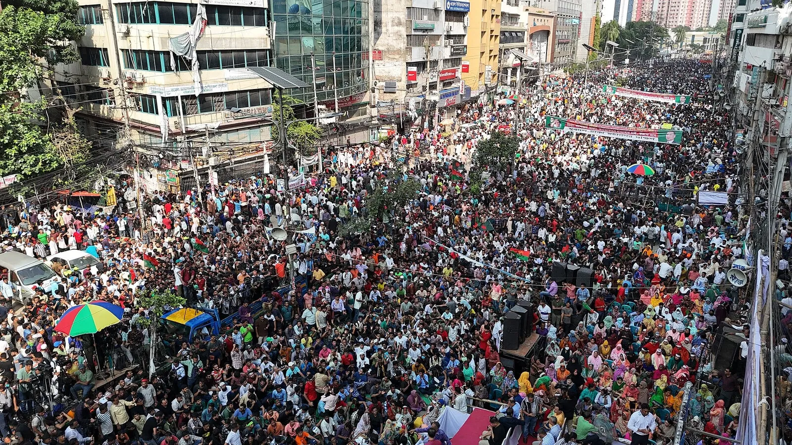 বিএনপির সমাবেশে দলীয় পতাকা হাতে নেতাকর্মীরা