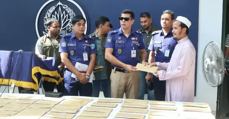 চট্টগ্রামে হারানো ১০৭ মোবাইল ফোন মালিকদের হাতে ফিরিয়ে দিলেন এসপি মাসুদ