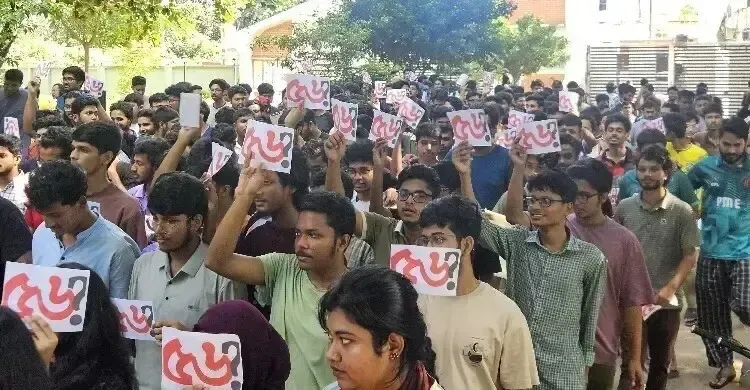 ক্লাসে ফিরছেন চুয়েট শিক্ষার্থীরা, উপাচার্য পুনর্বহালের দাবিতে আন্দোলন চলবে