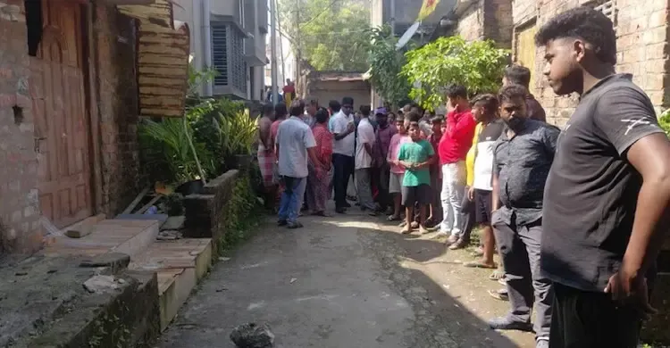 কলকাতায় কিশোরীকে চুমু দেওয়ার অভিযোগে তরুণ, তাঁর বাবা ও বন্ধুকে নগ্ন করে হাঁটানোর অভিযোগ, গ্রেপ্তার ৩