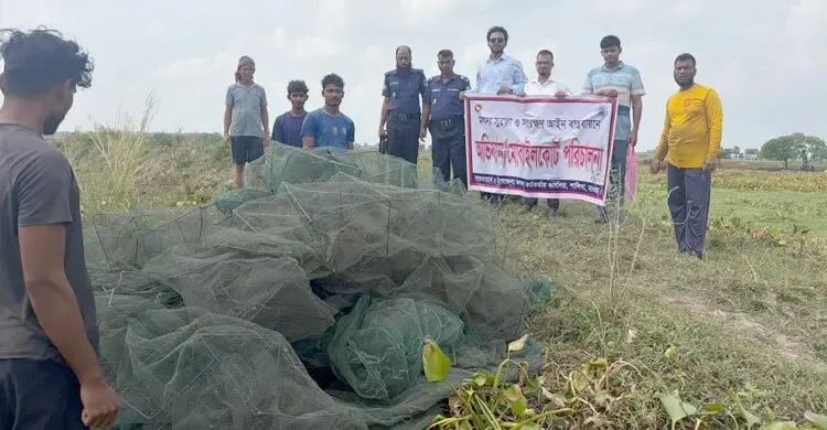 শালিখায় ফটকি নদীতে অভিযান, ৫ লাখ টাকার অবৈধ জাল জব্দ ও পুড়িয়ে ধ্বংস