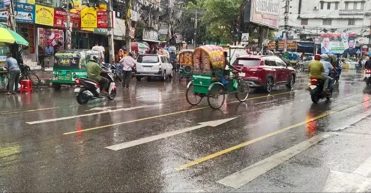 ঢাকায় হঠাৎ বৃষ্টিতে ভোগান্তি, ফ্লাইওভারের নিচে আশ্রয় পথচারীদের