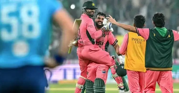 শাদাবের ব্যাটে ৯ উইকেট হারিয়েও জিতল পাকিস্তান, রিভিউ নিয়ে বিতর্ক