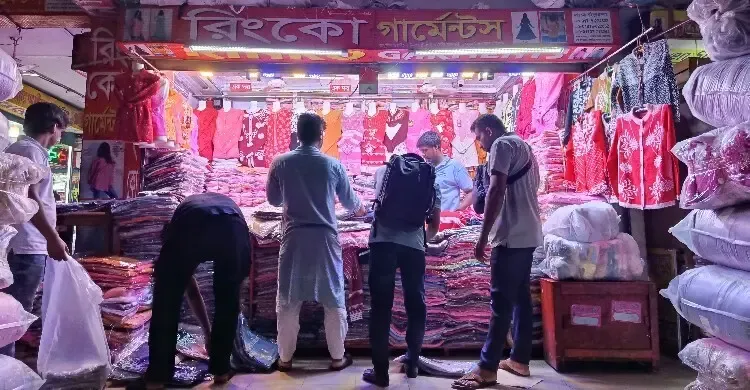 বঙ্গবাজারে শুরু হয়েছে শীতের পোশাক বিক্রির ব্যস্ততা