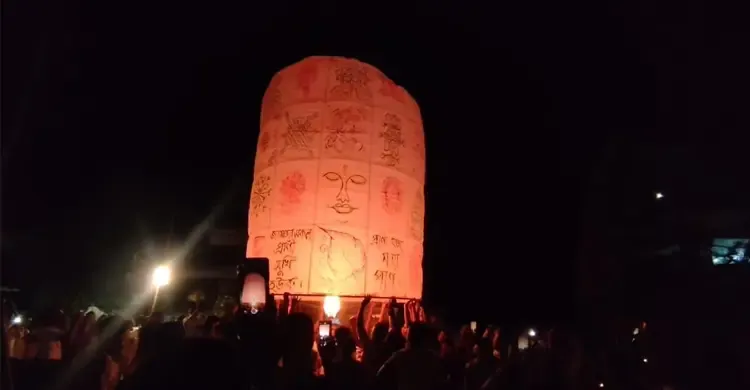 প্রবারণা পূর্ণিমায় রামুর আকাশে রঙিন ফানুস, উৎসবে ভাসল বৌদ্ধ পল্লী
