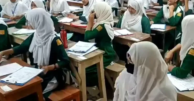 চুয়াডাঙ্গায় এসএসসি টেস্টের বাংলা প্রশ্ন ফাঁসের অভিযোগ, সোমবারের পরীক্ষা স্থগিত