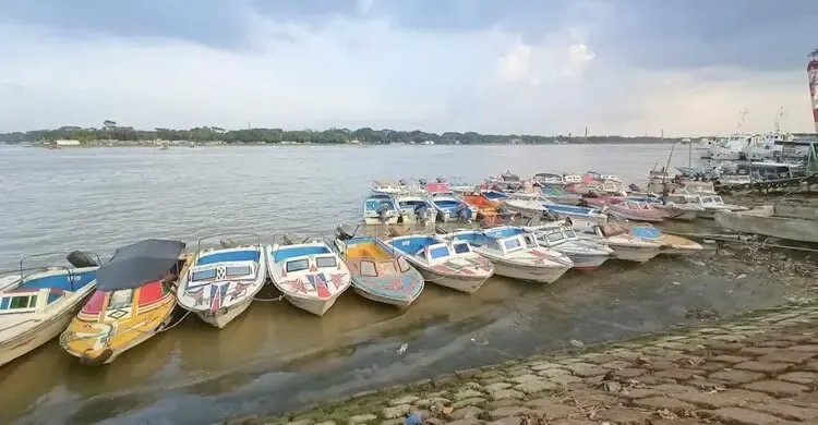 কোস্টগার্ডের জাহাজের ধাক্কায় বরিশালে গমবোঝাই জাহাজের তলা ফেটে গেছে