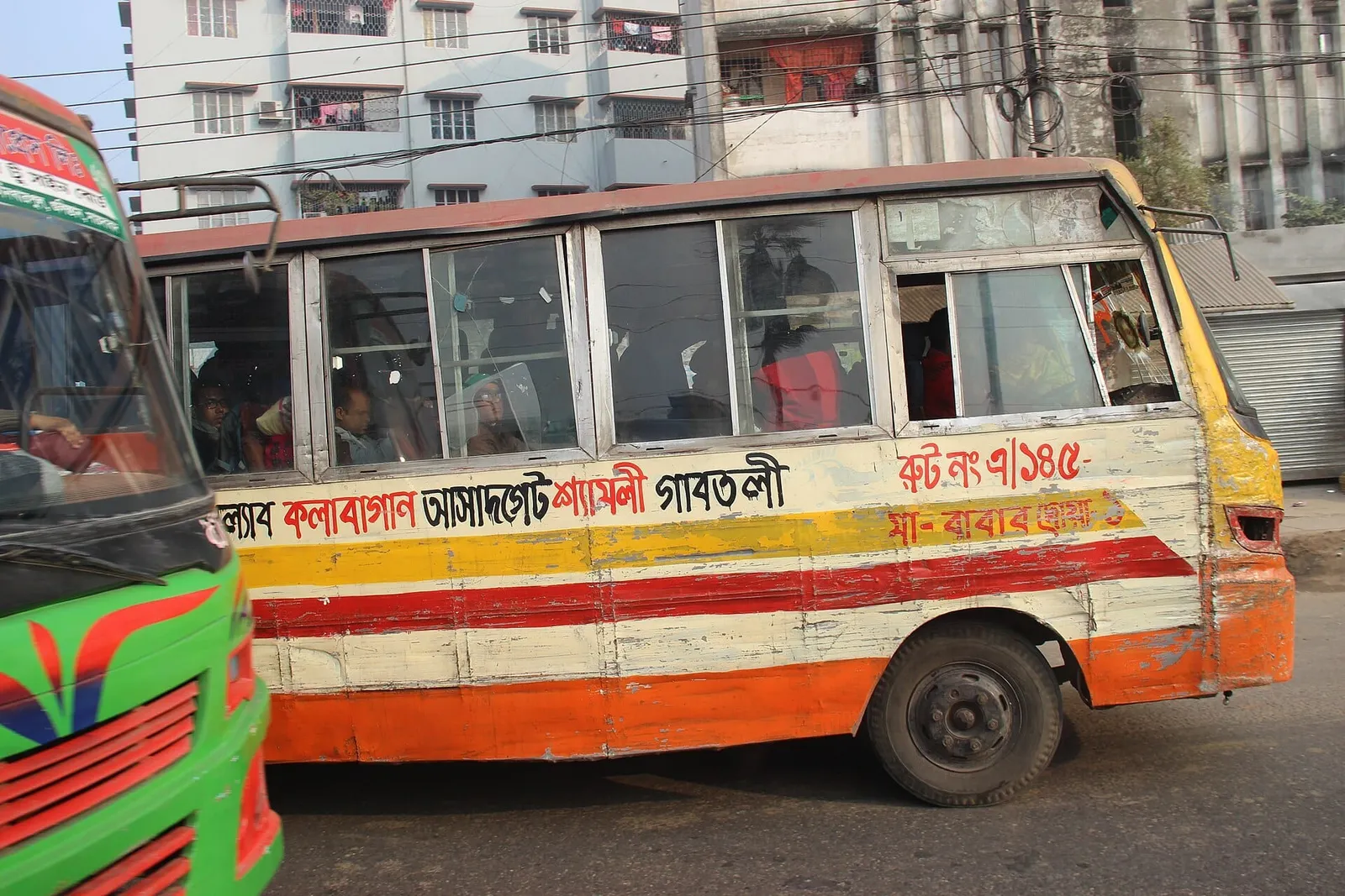 ঢাকার রাস্তায় যাত্রীবাহী বাস