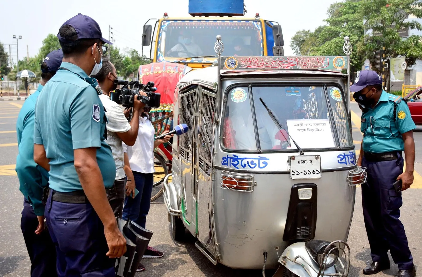 রাজধানীতে পুলিশের তল্লাশিচৌকি