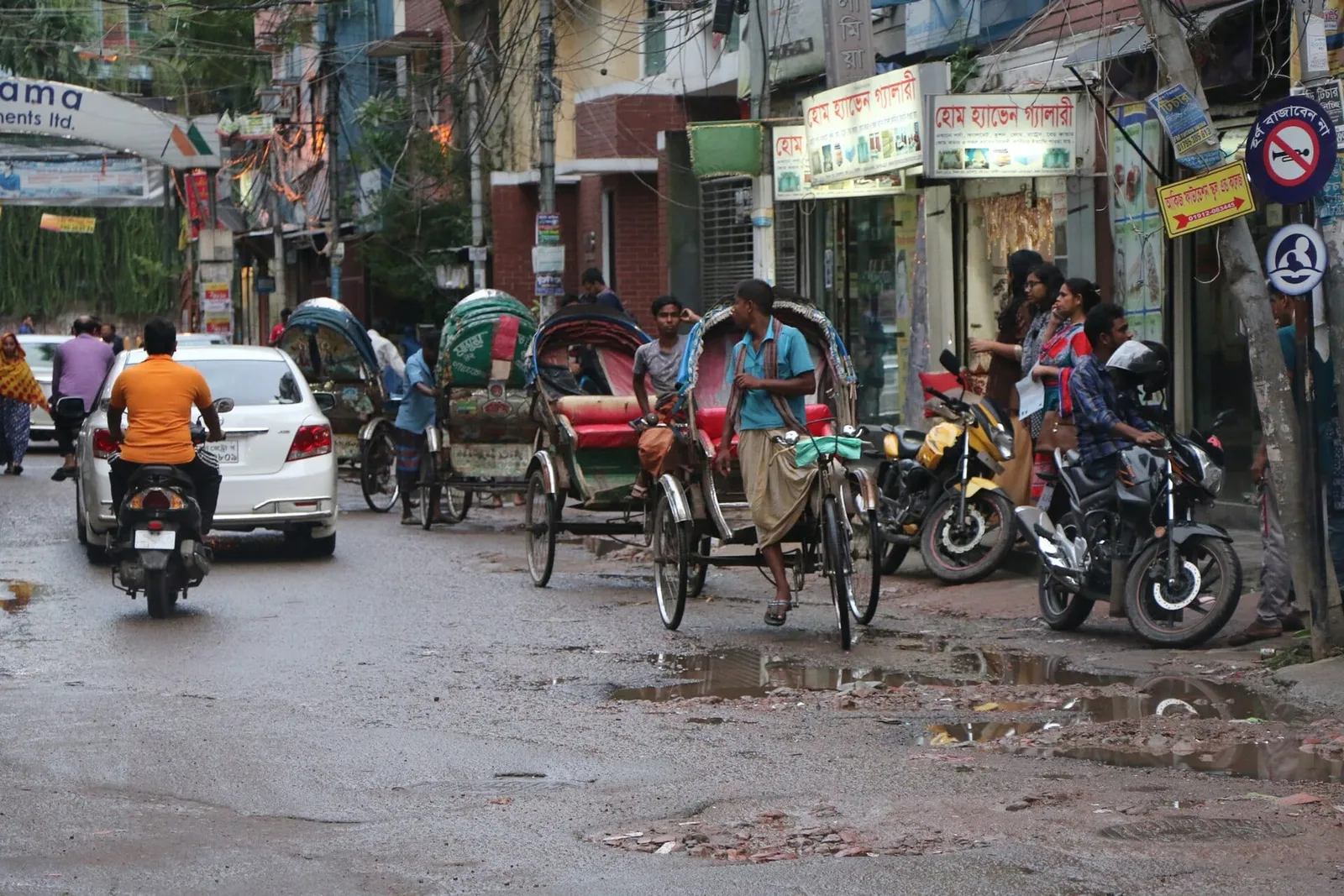 রাজধানীর একটি সড়কে রিকশা ও যানবাহন
