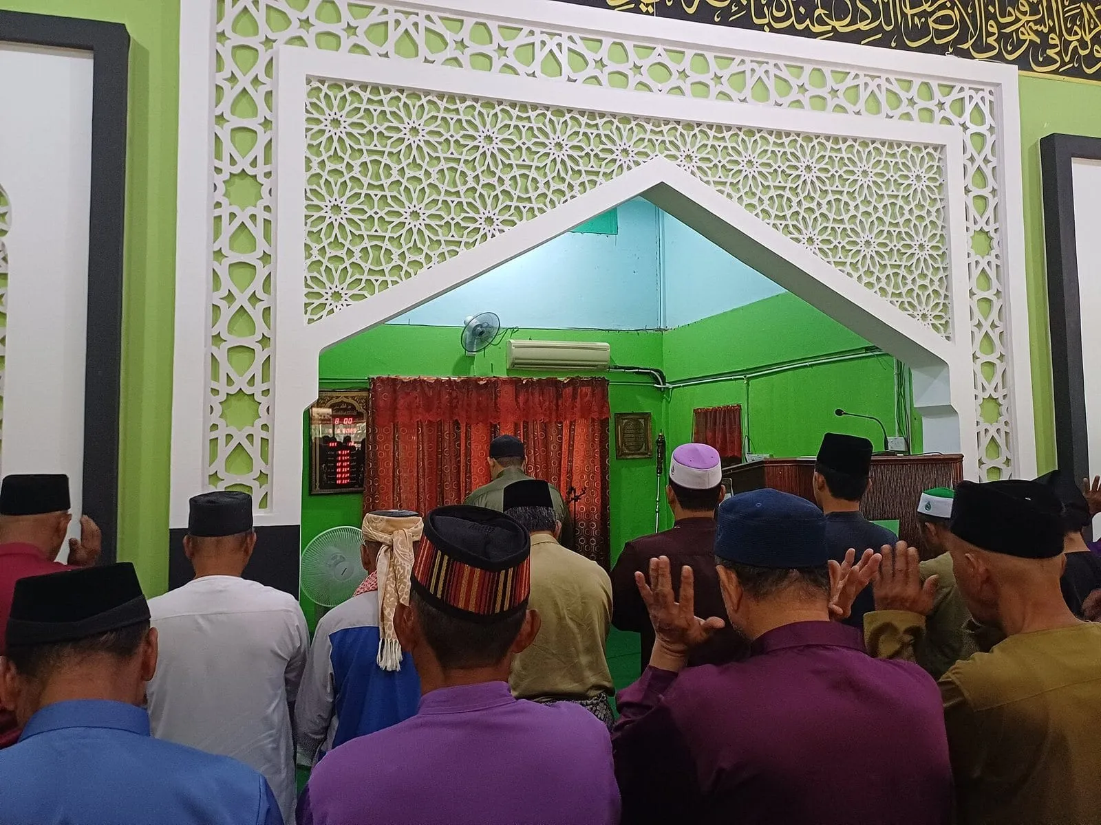 মালয়েশিয়ার একটি মসজিদে ঈদের জামাত