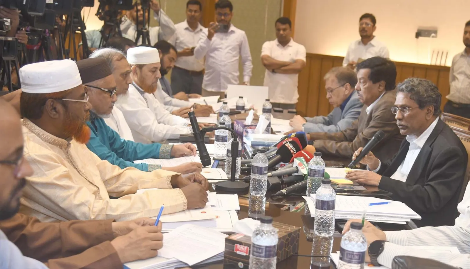 জামায়াতে ইসলামীর নেতাদের আলোচনা