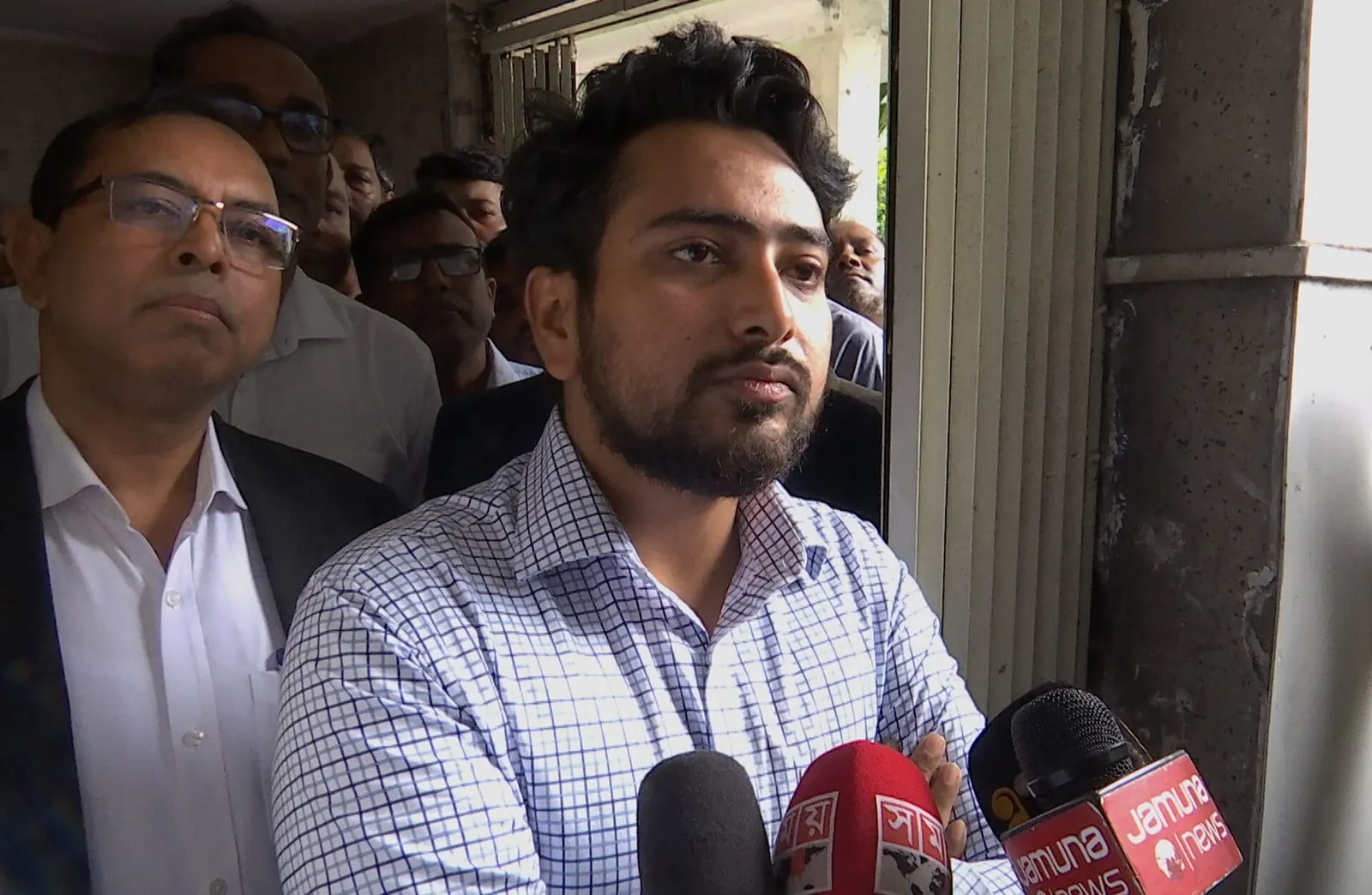 সাংবাদিকদের সঙ্গে কথা বলছেন নাহিদ ইসলাম