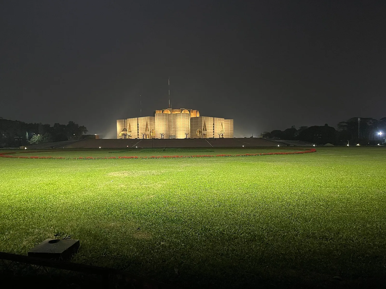 রাতের জাতীয় সংসদ ভবন