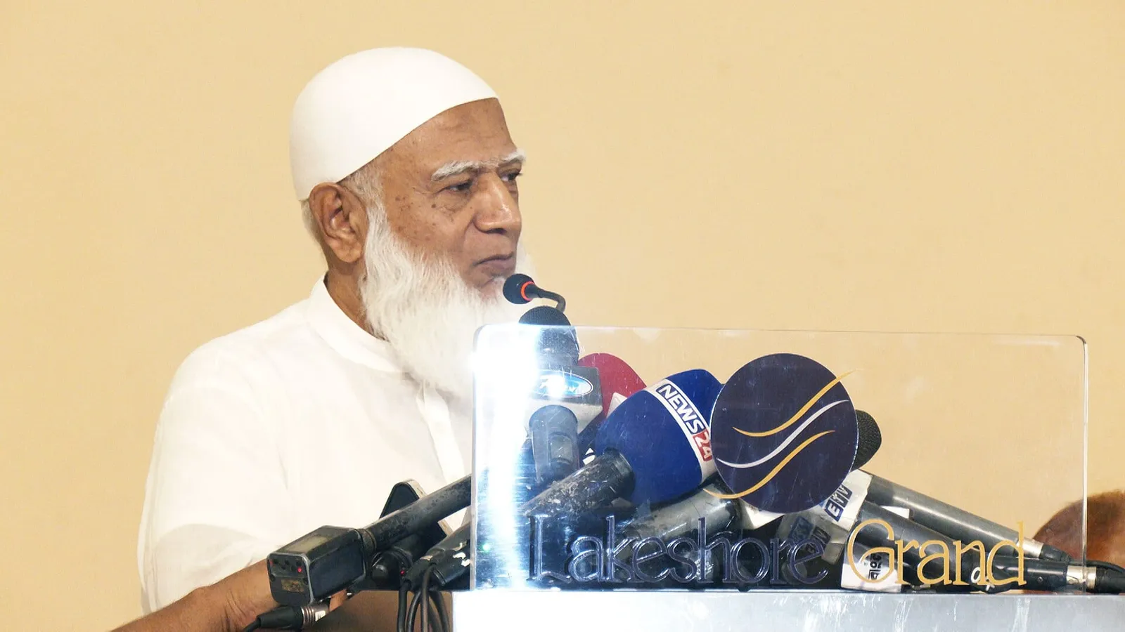 সাংবাদিকদের সঙ্গে কথা বলছেন জামায়াত আমির শফিকুর রহমান