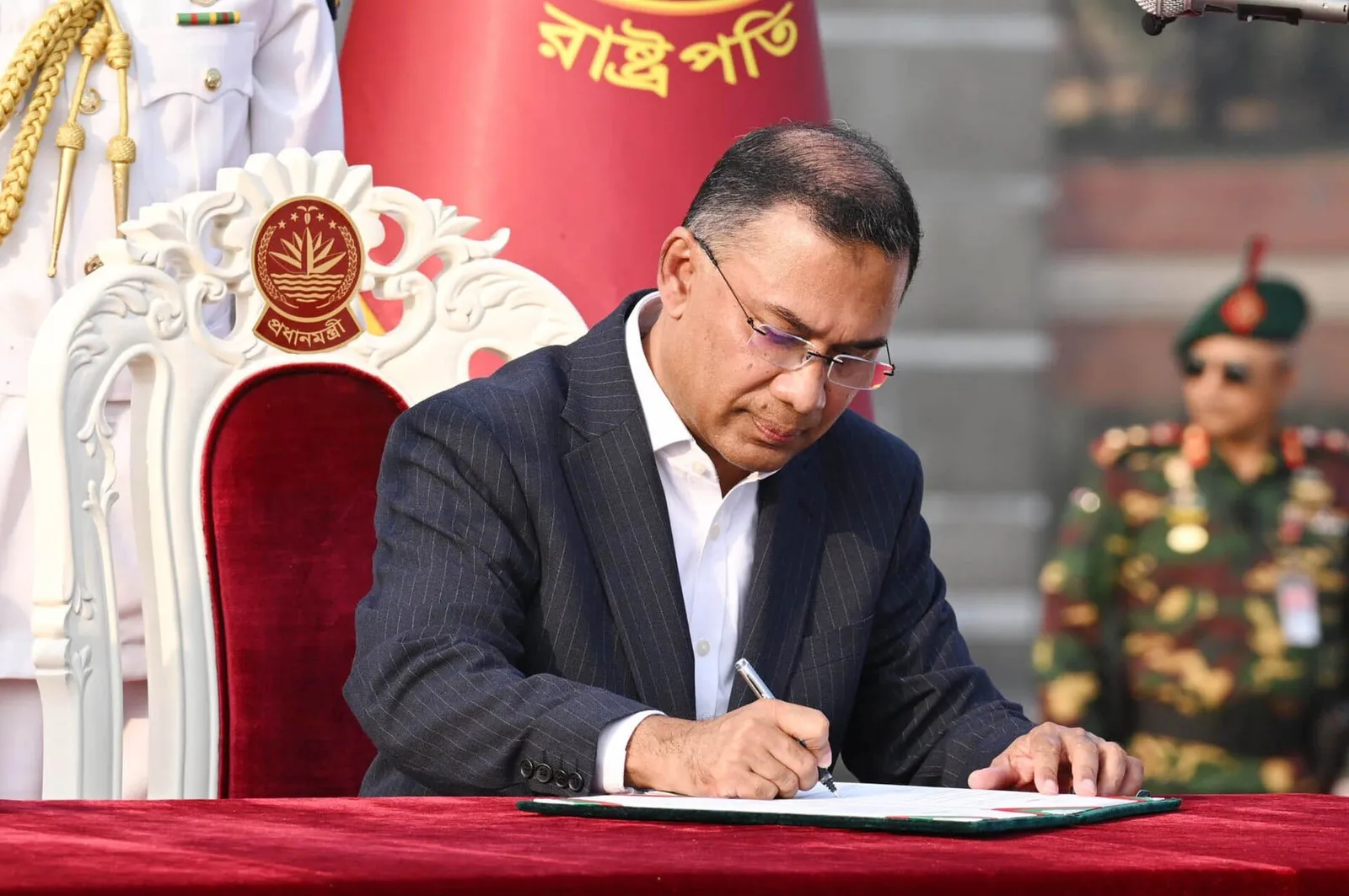 শপথ বইয়ে স্বাক্ষর করছেন তারেক রহমান
