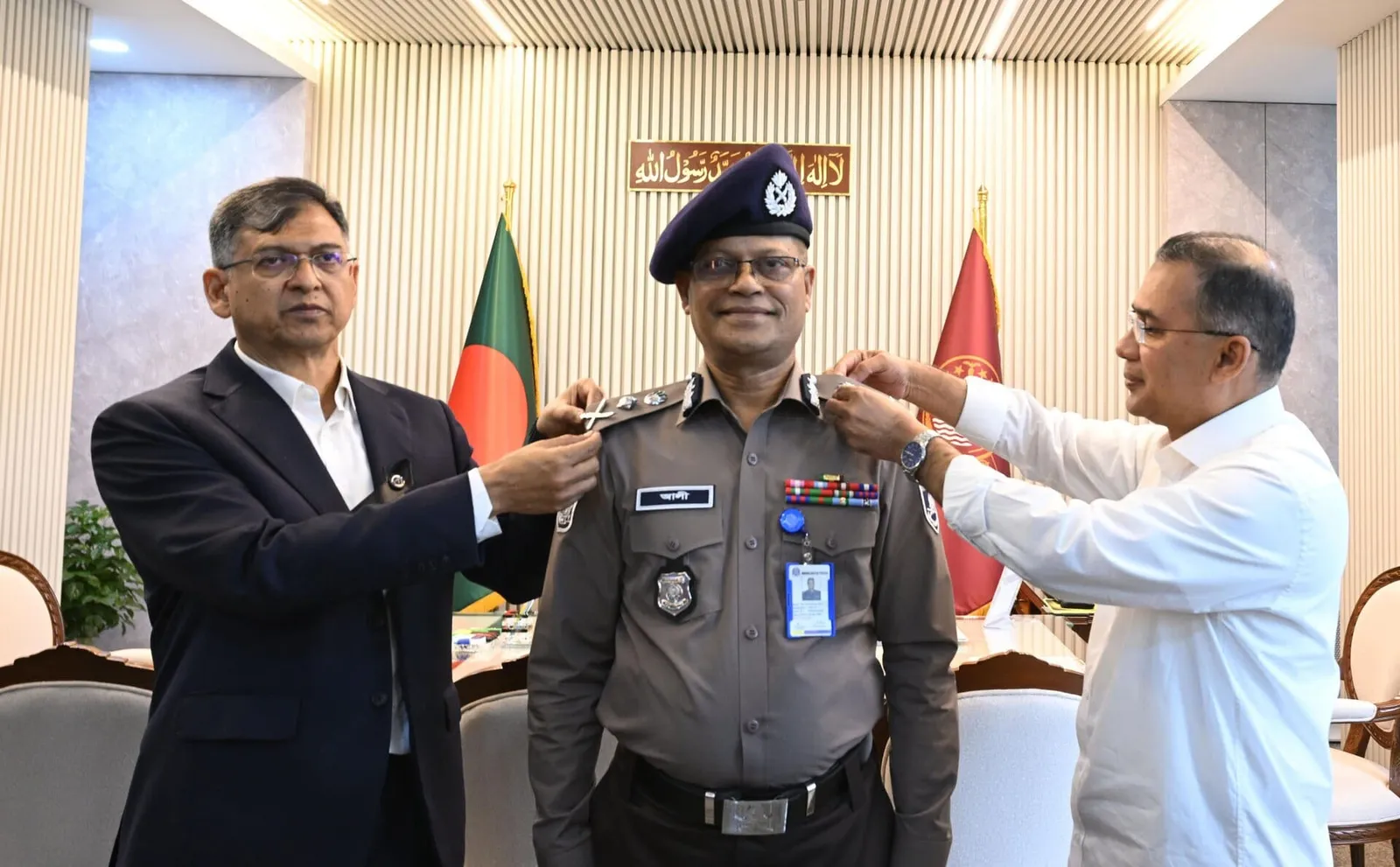 পুলিশ কর্মকর্তাকে র‍্যাংক ব্যাজ পরিয়ে দিচ্ছেন প্রধানমন্ত্রী তারেক রহমান