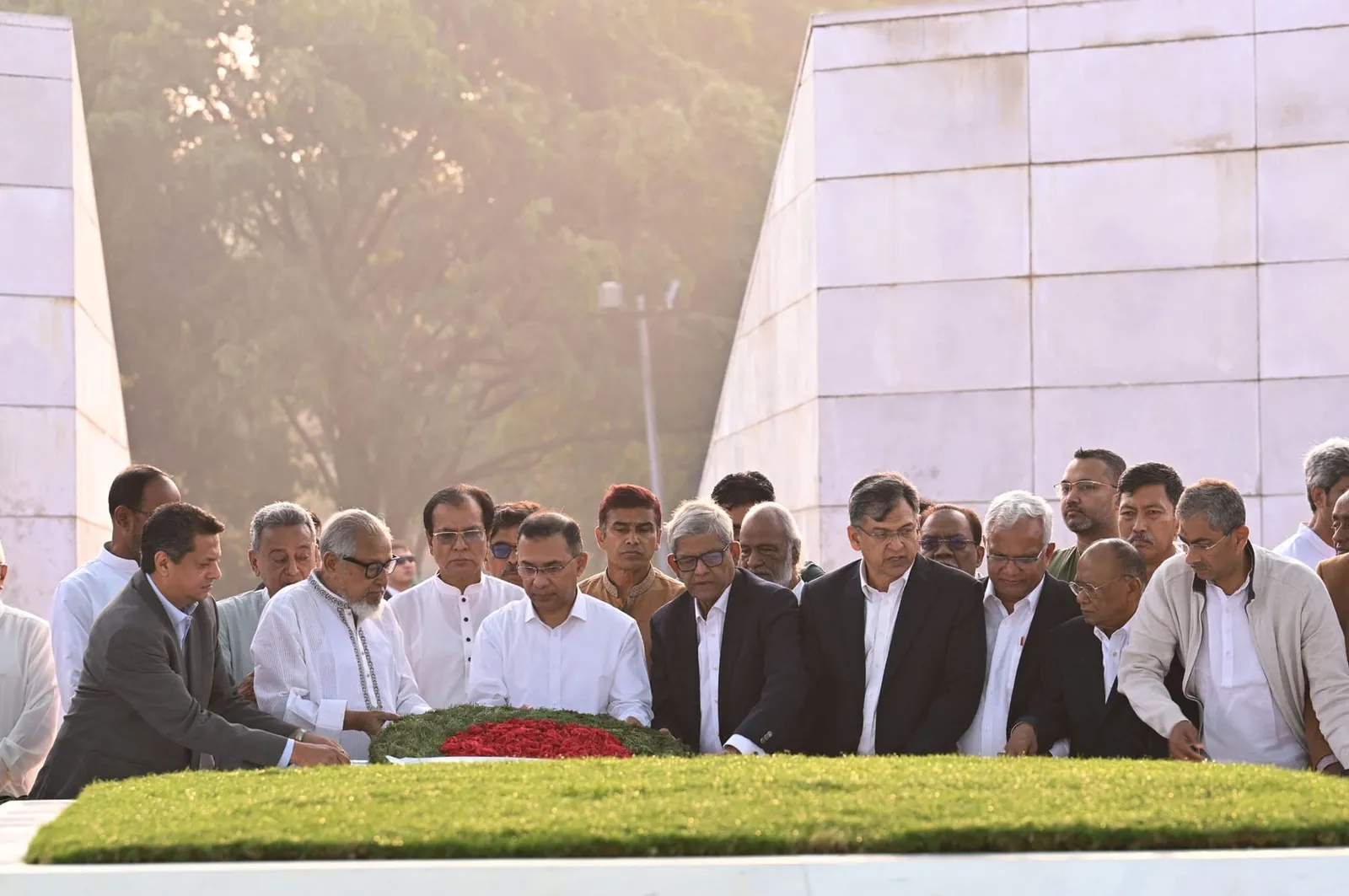 শ্রদ্ধা নিবেদনে বিএনপি চেয়ারম্যান তারেক রহমান