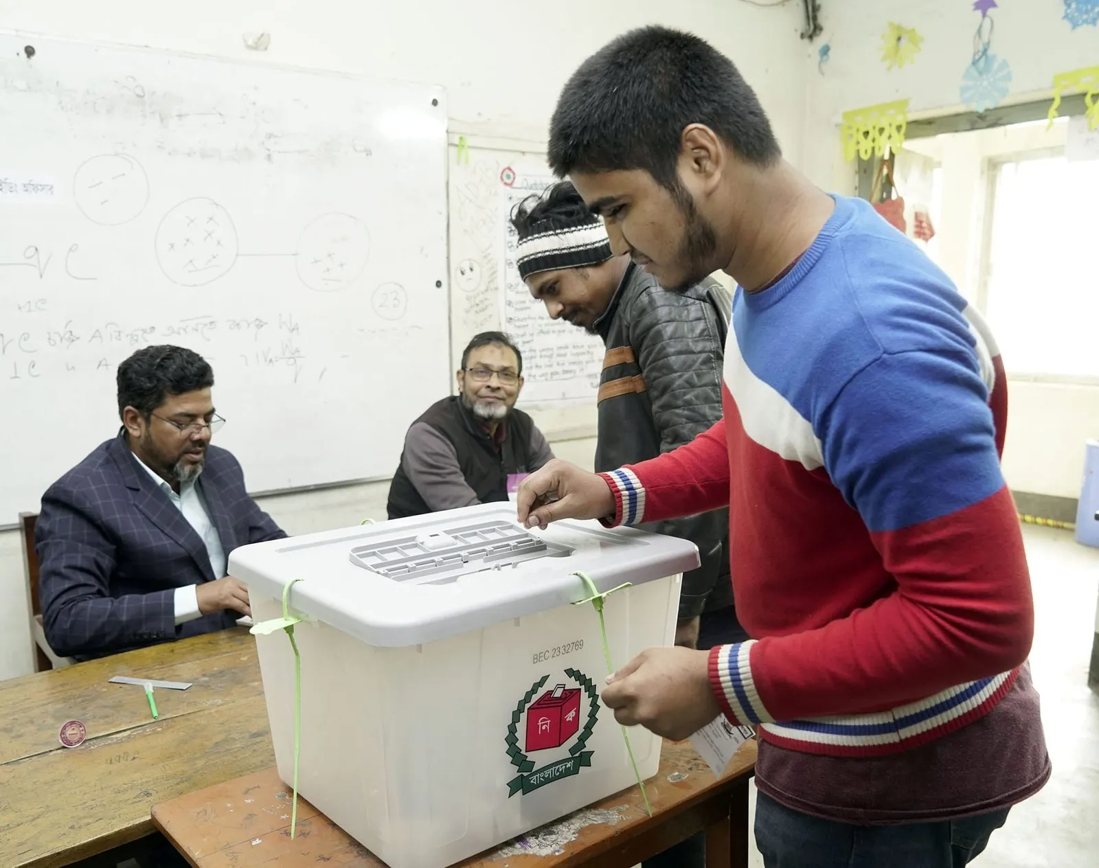 ব্যালট বাক্সে ভোট দিচ্ছেন এক ভোটার