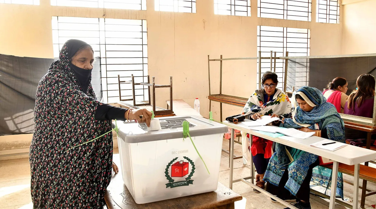 ভোটকেন্দ্রে ভোটাররা
