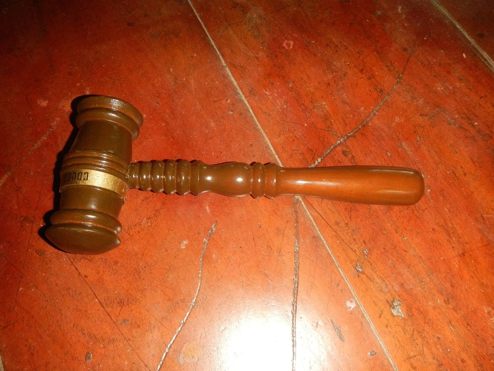 বিচারের প্রতীক হাতুড়ি